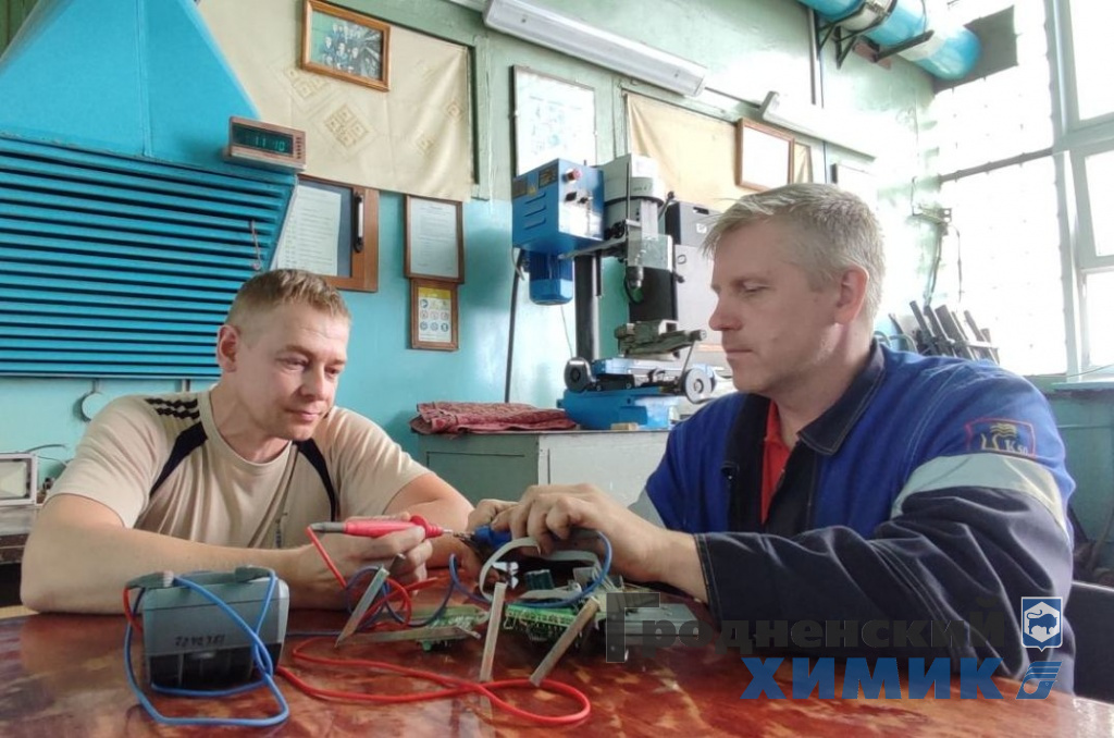 Электромонтёры Сергей Климко и Иван Ленец.jpg